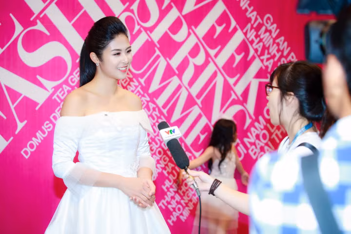 Bộ sưu tập có chất liệu đa dạng như voan, ren, lưới..., được Hoa hậu Việt Nam 2010 sưu tầm trong mỗi lần đi công tác các nước như Hàn Quốc, Nhật Bản, Pháp, Italy.