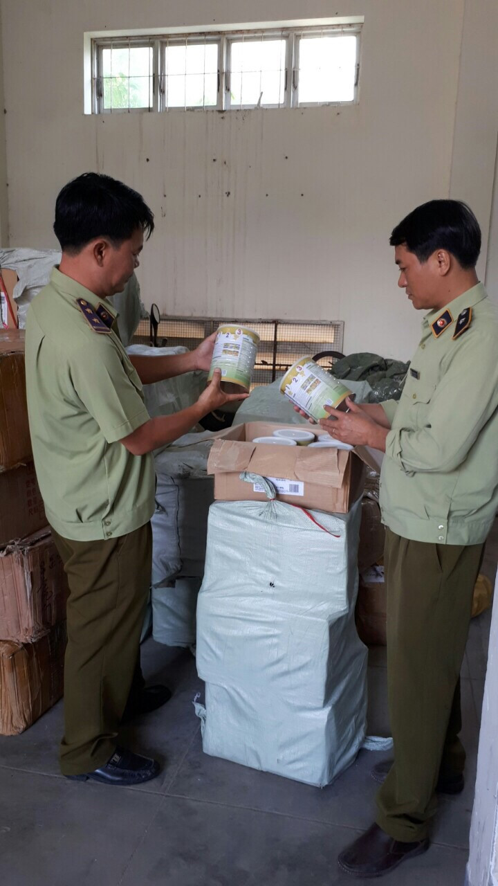 Đội Quản lý thị trường cơ động đang kiểm tra lô hàng sữa hết hạn.