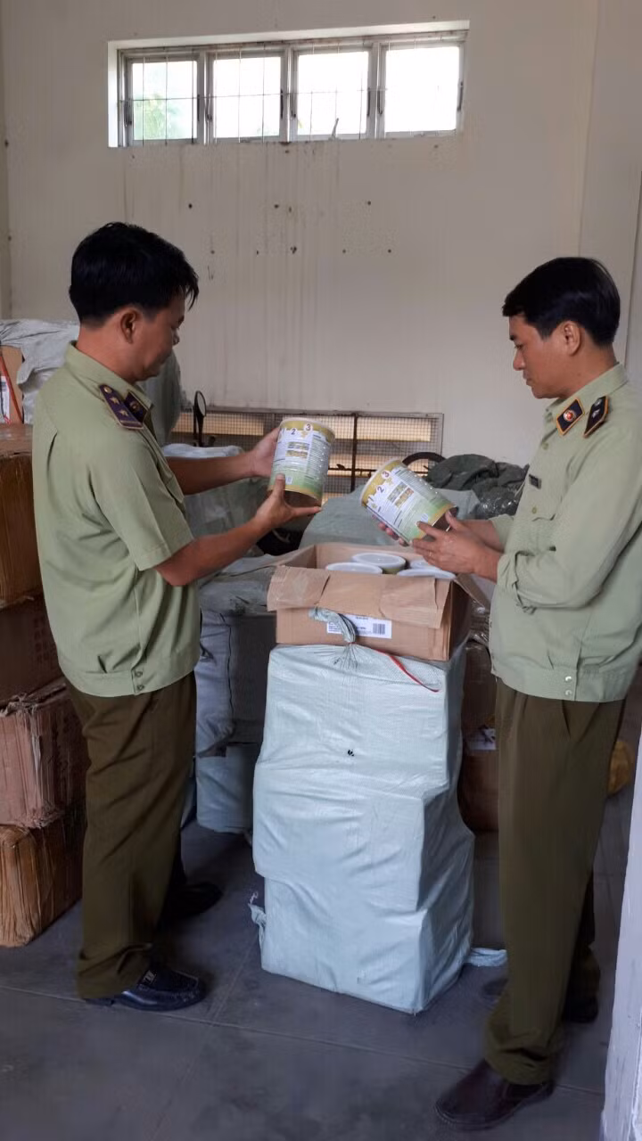 Đội Quản lý thị trường cơ động đang kiểm tra lô hàng sữa hết hạn.