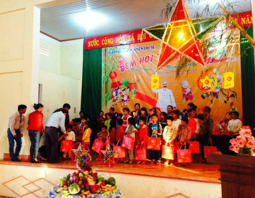 Các địa phương đều tổ chức hoạt động vui Tết Trung thu cho các cháu. Ảnh: Mai Ka Các địa phương đều tổ chức hoạt động vui Tết Trung thu cho các cháu. Ảnh: Mai Ka