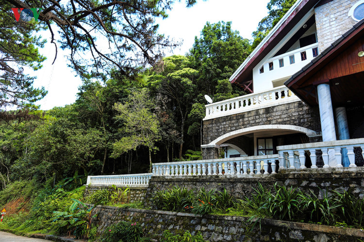 Những căn biệt thự ở Bạch Mã mang kiến trúc châu Âu cũng là một điểm nhấn cho mỗi điểm dừng chân của du khách. Bạch Mã từng được ghi nhận có 139 biệt thự được xây dựng từ thời Pháp thuộc với những tên gọi diễm lệ như: Morin 1, Morin 2, Cẩm Tú, Phong Lan…