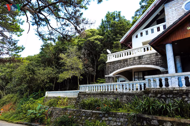 Những căn biệt thự ở Bạch Mã mang kiến trúc châu Âu cũng là một điểm nhấn cho mỗi điểm dừng chân của du khách. Bạch Mã từng được ghi nhận có 139 biệt thự được xây dựng từ thời Pháp thuộc với những tên gọi diễm lệ như: Morin 1, Morin 2, Cẩm Tú, Phong Lan…