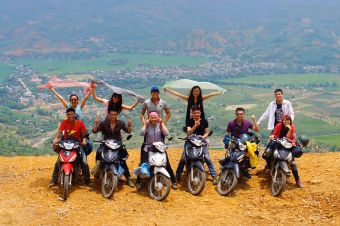  Hàng năm, từ giữa tháng 9 đến đầu tháng 10 là khoảng thời gian đẹp nhất để đến thăm Mường Lò, trùng với thời điểm Lễ hội dù lượn 