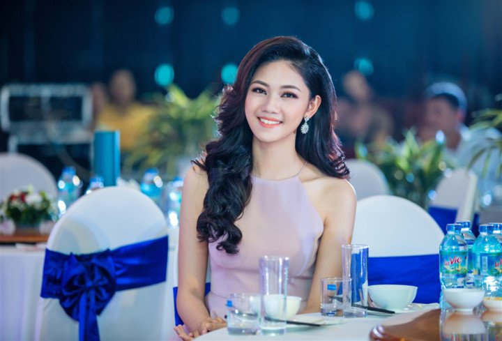 Tuy nhiên, được góp sức của mình vào những chương trình có ý nghĩa, giàu tính nhân văn cho cộng đồng là điều mà cô cảm thấy tự hào nhất. Tuy nhiên, được góp sức của mình vào những chương trình có ý nghĩa, giàu tính nhân văn cho cộng đồng là điều mà cô cảm thấy tự hào nhất.