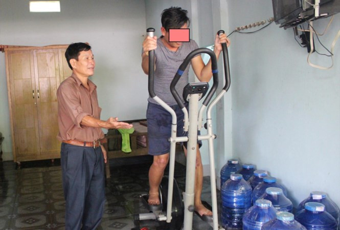 Hướng dẫn người cai nghiện tập thể thao. Hướng dẫn người cai nghiện tập thể thao.