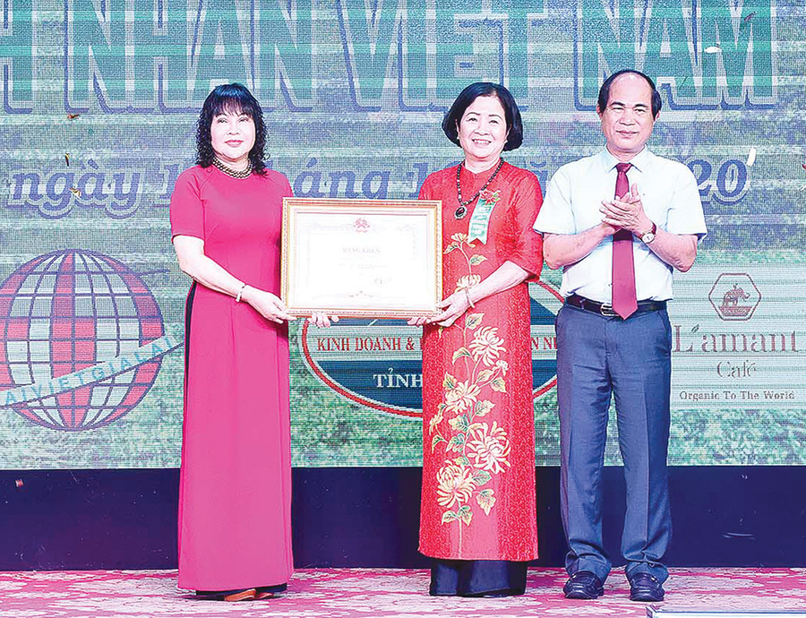 Chủ tịch UBND tỉnh Võ Ngọc Thành tặng bằng khen cho Hiệp hội Doanh nghiệp tỉnh nhân Ngày Doanh nhân Việt Nam (13-10). Ảnh: Đức Thụy Chủ tịch UBND tỉnh Võ Ngọc Thành tặng bằng khen cho Hiệp hội Doanh nghiệp tỉnh nhân Ngày Doanh nhân Việt Nam (13-10). Ảnh: Đức Thụy