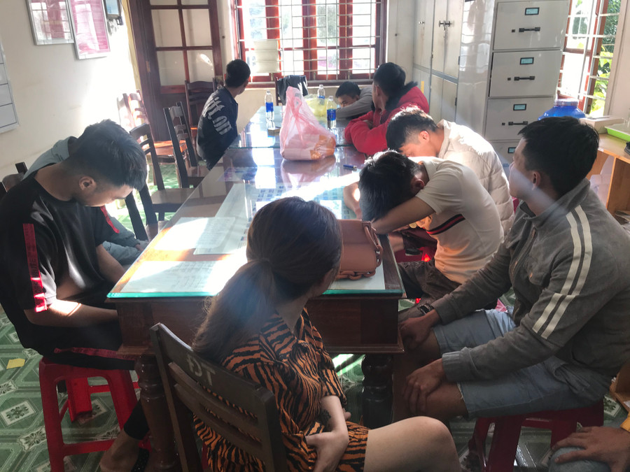 Các đối tượng đang bị Công an TP. Pleiku lập hồ sơ xử lý về hành vi sử dụng trái phép chất ma túy