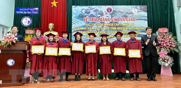  Trao Giấy khen cho các bác sỹ có thành tích xuất sắc trong quá trình học tập. (Ảnh: Mai Trang/TTXVN)