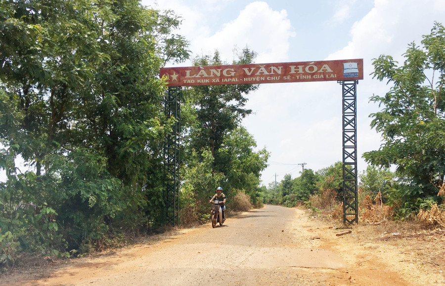 100% đường trục thôn, làng trên địa bàn xã Ia Pal (huyện Chư Sê) được bê tông hóa, cứng hóa. Ảnh: Quang Tấn