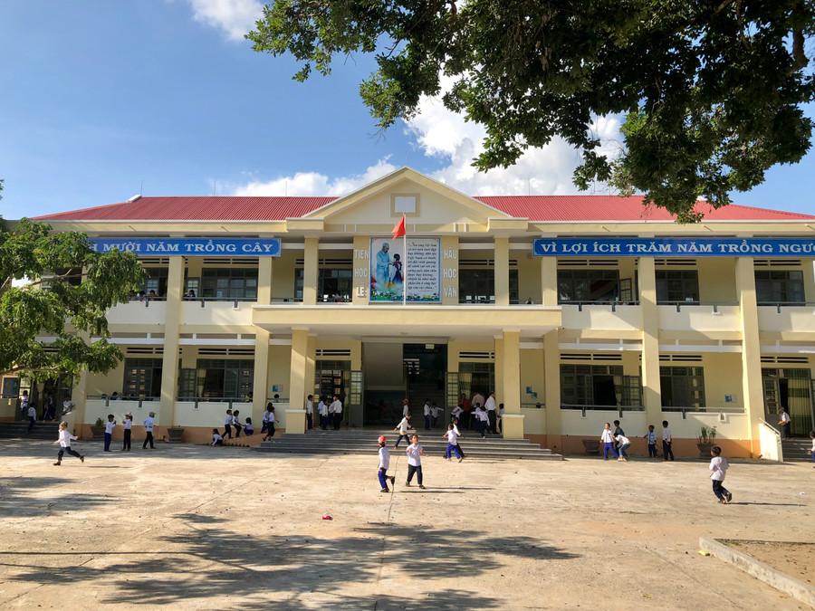 Trường Tiểu học xã Ia Rmok (huyện Krông Pa) được đầu tư xây dựng khang trang. Ảnh: Lê Nam