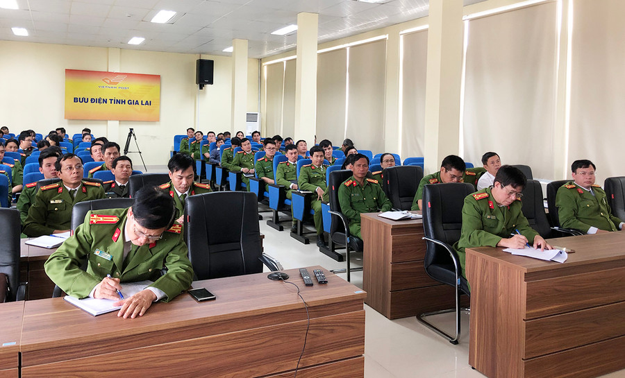  Toàn cảnh hội nghị trực tuyến tạ điểm cầu Công an tỉnh. Ảnh: Thúy Trinh