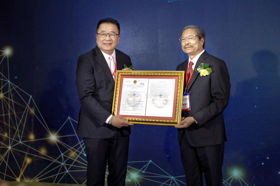 Ông SUPHAT SRITANATORN nhận giấy chứng nhận đủ điều kiện xuất khẩu của CPV FOOD từ Ông Phạm Văn Đông – Cục trưởng Cục Thú Y Ông SUPHAT SRITANATORN nhận giấy chứng nhận đủ điều kiện xuất khẩu của CPV FOOD từ Ông Phạm Văn Đông – Cục trưởng Cục Thú Y