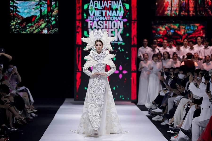 Hoa hậu Khánh Vân đã hai lần đạt danh hiệu “Người đẹp Áo dài”. Nàng hậu của Hoa hậu Hoàn vũ Việt Nam 2019 Khánh Vân thần thái thái cực hút trong tà áo dài truyền thống.