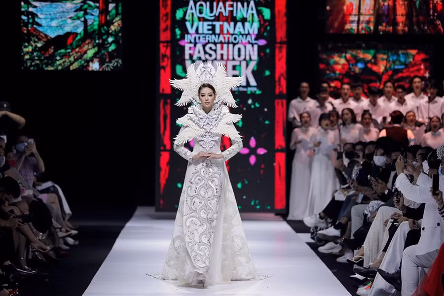 Hoa hậu Khánh Vân đã hai lần đạt danh hiệu “Người đẹp Áo dài”. Nàng hậu của Hoa hậu Hoàn vũ Việt Nam 2019 Khánh Vân thần thái thái cực hút trong tà áo dài truyền thống.