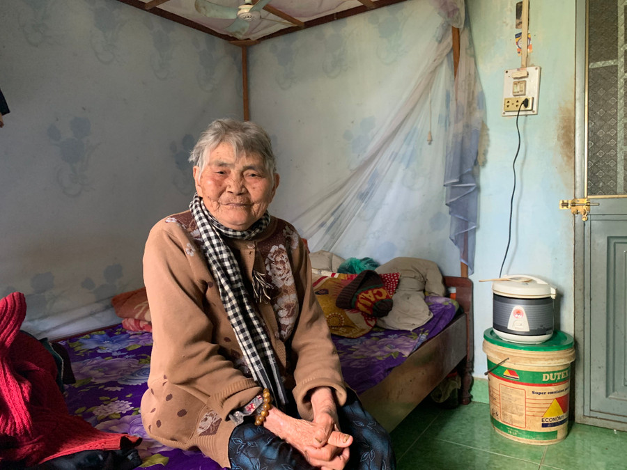 3-12 Bà Nguyễn Thị Ngận trong căn phòng nhỏ cũ kỹ của mình-ảnh Phương Linh