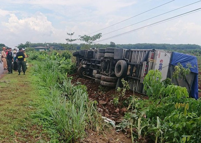 Sau vụ tai nạn, Bền chủ động điều khiển cho xe tải lật bên đường ẢNH: NGỌC HÙNG