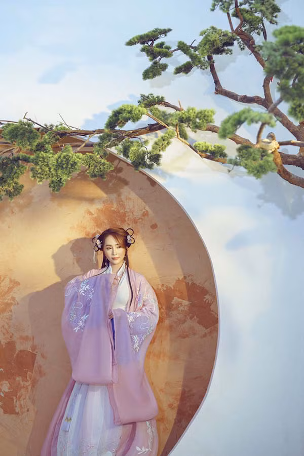 Đồng thời, đây cũng là biện pháp giải phóng cơ thể rất hiệu quả, giúp cô rất nhiều khi biểu diễn khi hát cũng như trong vai trò diễn viên. Đồng thời, đây cũng là biện pháp giải phóng cơ thể rất hiệu quả, giúp cô rất nhiều khi biểu diễn khi hát cũng như trong vai trò diễn viên.