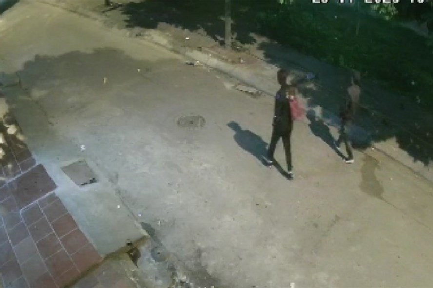 Camera an ninh ghi lại hình ảnh Vũ Như Hoàng vào nhà nghỉ trước khi bóp cổ bạn gái. Ảnh cắt từ clip (D.Hiệp). Camera an ninh ghi lại hình ảnh Vũ Như Hoàng vào nhà nghỉ trước khi bóp cổ bạn gái. Ảnh cắt từ clip (D.Hiệp).