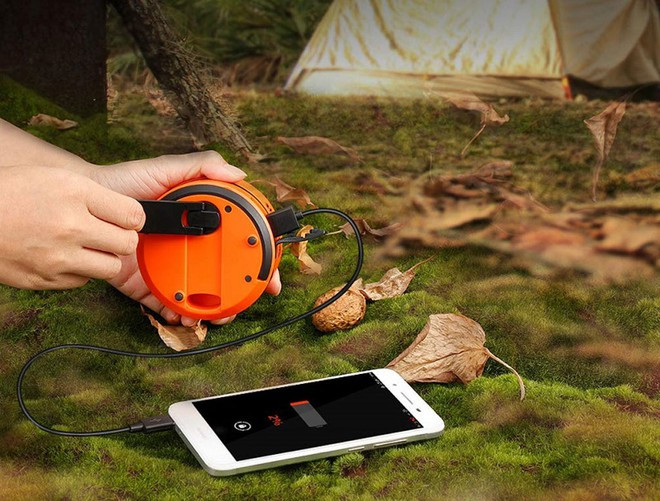 Bộ sạc quay tay với thiết kế nhỏ gọn, dễ mang theo. ẢNH: AMAZON