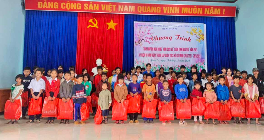 80 em học sinh có hoàn cảnh khó khăn vươn lên học tốt trên địa bàn thị xã được nhận quà từ chương trình. Ảnh: Vũ Chi 80 em học sinh có hoàn cảnh khó khăn vươn lên học tốt trên địa bàn thị xã được nhận quà từ chương trình.Ảnh.Vũ Chi