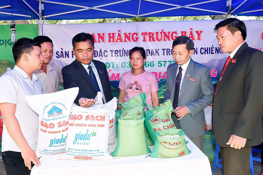 Bí thư Tỉnh ủy Hồ Văn Niên (thứ 3 từ trái sang) tham quan gian hàng trưng bày sản phẩm gạo đặc trưng Đak Trôi và Kon Chiêng (huyện Mang Yang). Ảnh: Đức Thụy Bí thư Tỉnh ủy Hồ Văn Niên (thứ 3 từ trái sang) tham quan gian hàng trưng bày sản phẩm gạo đặc trưng Đak Trôi và Kon Chiêng (huyện Mang Yang). Ảnh: Đức Thụy