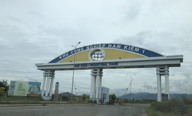 Cổng KCN Hàm Kiệm 1 nhìn từ QL 1 vào. Ảnh Bùi Phụ. Cổng KCN Hàm Kiệm 1 nhìn từ QL 1 vào. Ảnh Bùi Phụ.