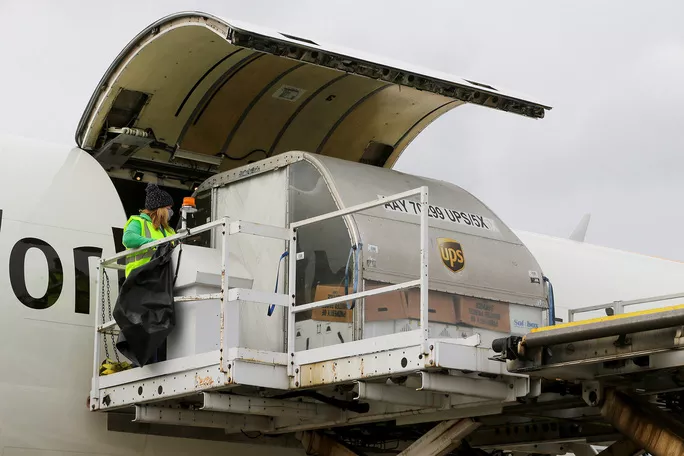 Các thùng đựng vắc-xin Covid-19 của hãng Pfizer được bốc dỡ khỏi máy bay ở Louisville, bang Kentucky hôm 13-12. Ảnh: REUTERS Các thùng đựng vắc-xin Covid-19 của hãng Pfizer được bốc dỡ khỏi máy bay ở Louisville, bang Kentucky hôm 13-12. Ảnh: REUTERS