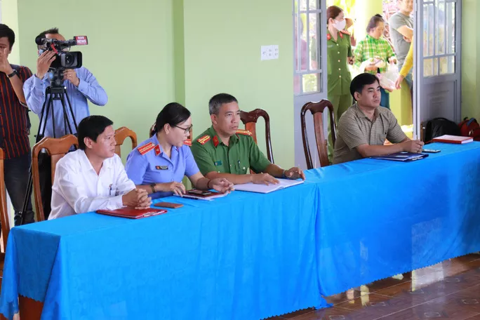 Đại diện các cơ quan tiến hành tố tụng huyện Tuy Đức tại buổi xin lỗi vợ chồng ông Võ