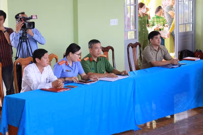 Đại diện các cơ quan tiến hành tố tụng huyện Tuy Đức tại buổi xin lỗi vợ chồng ông Võ