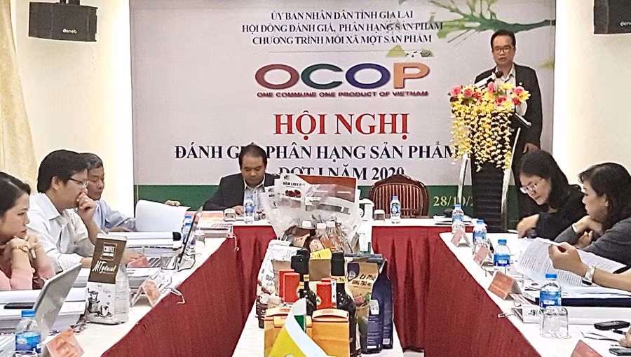 Hội đồng đánh giá, phân hạng sản phẩm OCOP năm 2020. Ảnh: Lê Ban