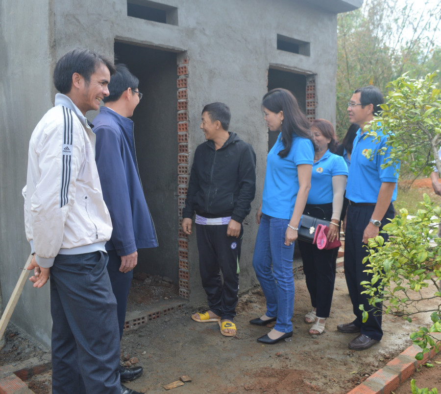 Liên đoàn Lao động tỉnh hỗ trợ hộ nghèo và gia đình chính sách làng Hà Nừng (xã Sơn Lang, huyện Kbang) làm nhà tiêu hợp vệ sinh. Ảnh: Đinh Yến