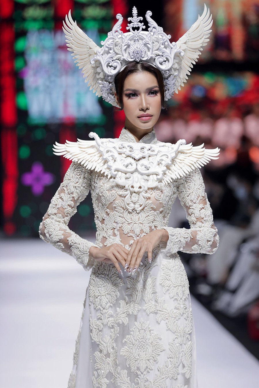 Siêu mẫu Minh Tú và Hoa hậu hoàn Khánh Vân tỏa sáng trong chiếc áo dài sắc trắng đêm qua.