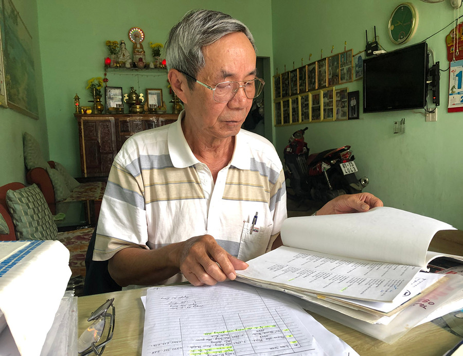 Cựu chiến binh Nguyễn Thế Lương (phường Yên Đổ, TP. Pleiku) xem lại danh sách C90. Ảnh: Anh Huy