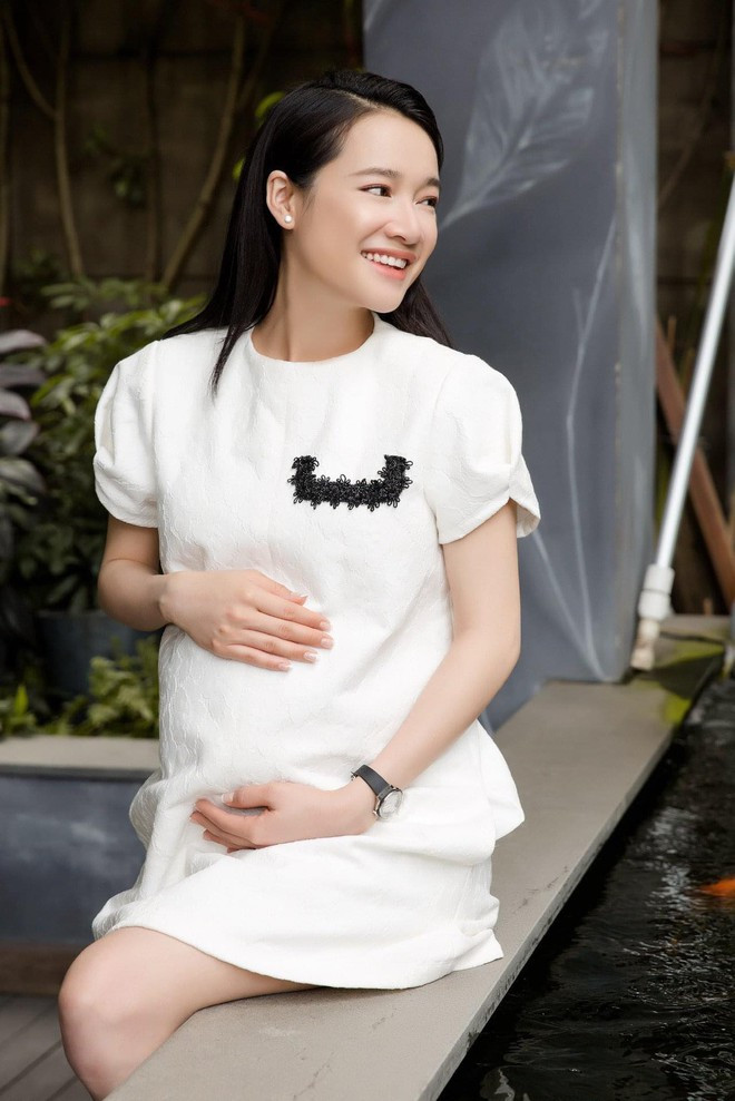 Sau khi sinh con gái đầu lòng, Nhã Phương gặp không ít áp lực vì sự thay đổi của ngoại hình. ẢNH: FBNV