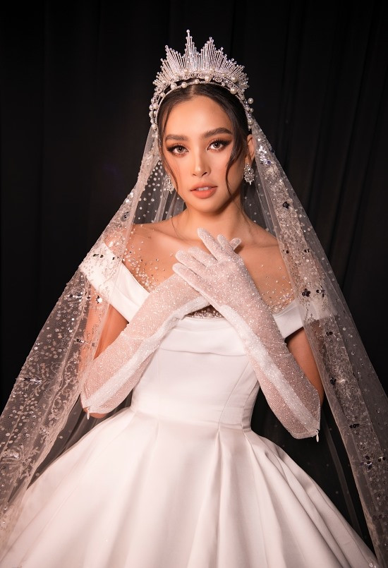 Hoa hậu Tiểu Vy diện áo cưới cầu kỳ, đính kết trong thiết kế của Phạm Đăng Anh Thư. Nàng hậu rũ bỏ vẻ 