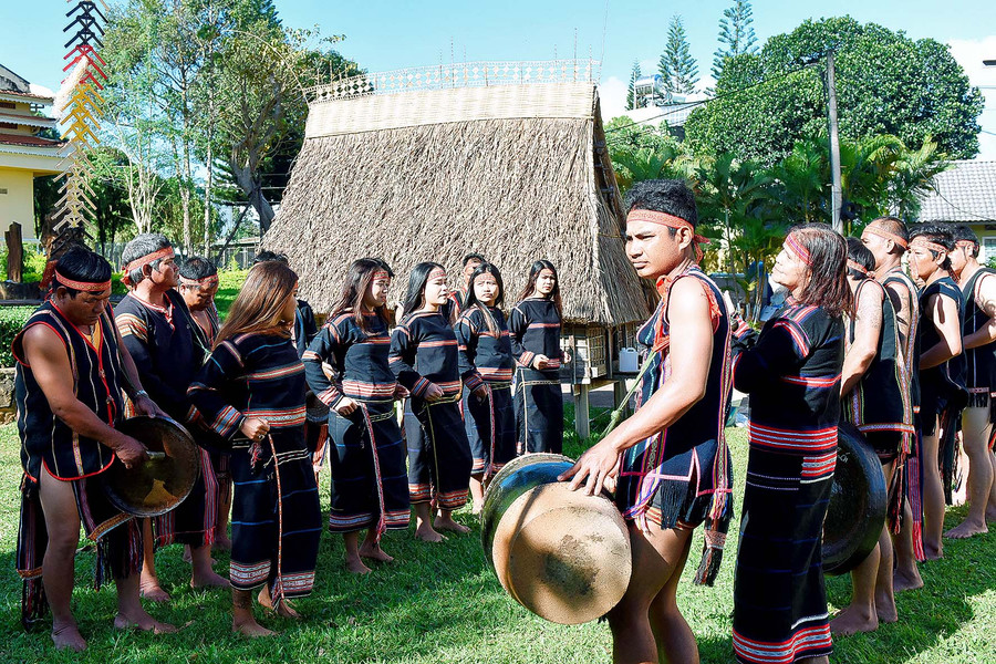 Cô dâu, chú rể trong trang phục dân tộc lộng lẫy trong ngày cưới.