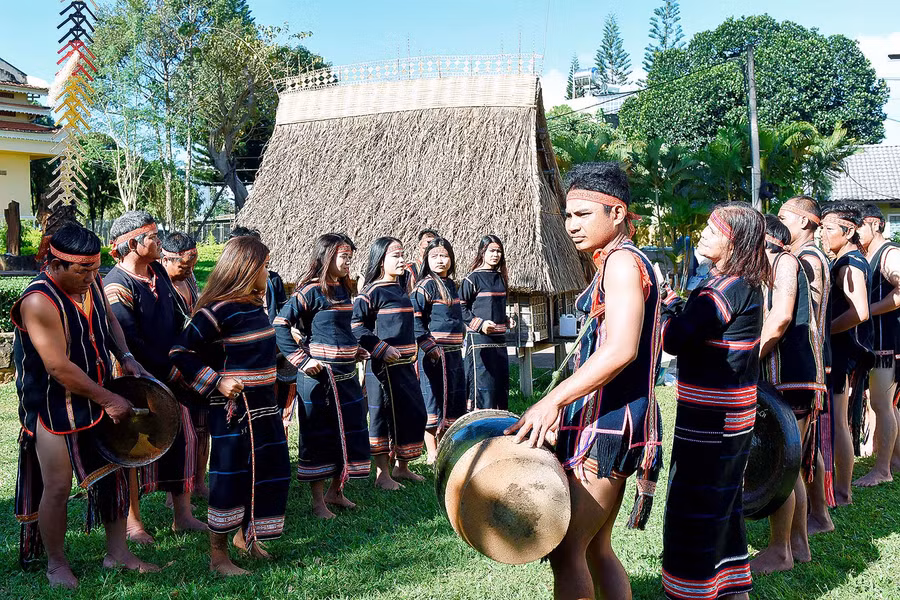 Cô dâu, chú rể trong trang phục dân tộc lộng lẫy trong ngày cưới.