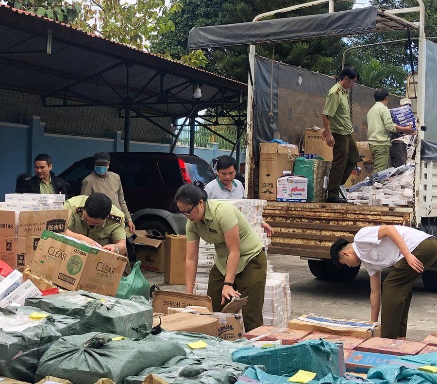 Các lực lượng tiến hành kiểm đếm số thuốc lá trước khi mang đi tiêu hủy. Ảnh: Anh Huy