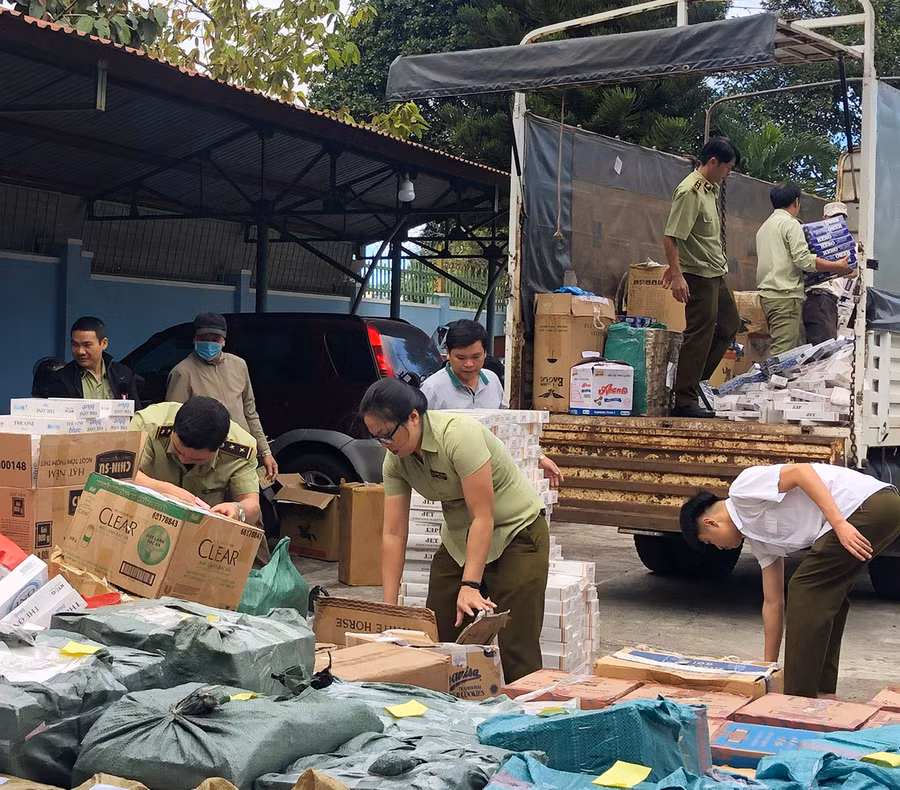 Các lực lượng tiến hành kiểm đếm số thuốc lá trước khi mang đi tiêu hủy. Ảnh: Anh Huy