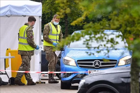 Các binh sĩ làm nhiệm vụ tại một điểm xét nghiệm Covid-19 ở Blackburn, phía Tây Bắc vùng England. Ảnh: AFP