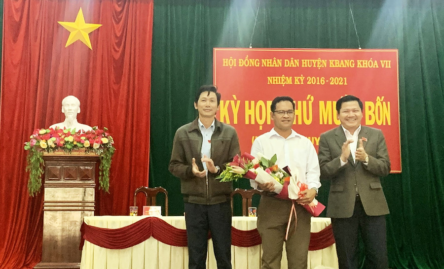  Ông Trương Văn Đạt (bìa phải)-Ủy viên Ban Thường vụ Tỉnh ủy, Bí thư Huyện ủy, Chủ tịch HĐND huyện Kbang tặng hoa chúc mừng ông Y Phương-tân Phó Chủ tịch UBND huyện. Ảnh: Hà Duyệt