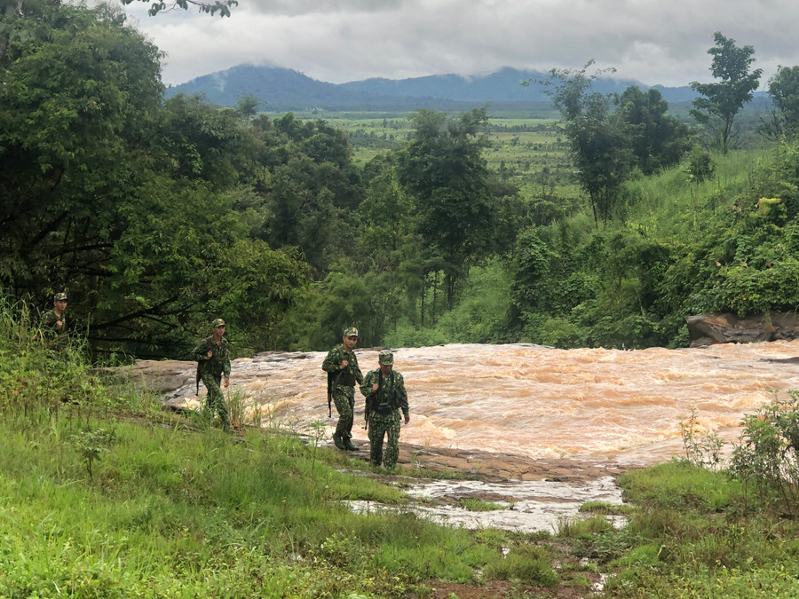 Cán bộ, chiến sĩ Đồn Biên phòng Ia Nan trên đường tuần tra. Ảnh: Anh Huy