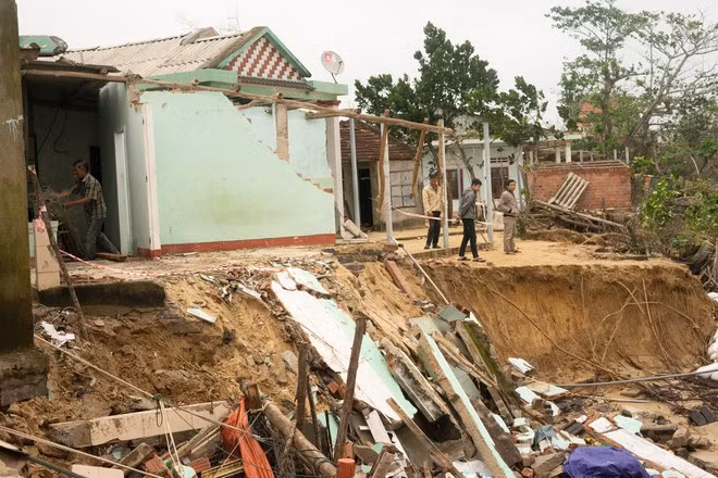 Cảnh vỡ vụn và căn nhà bị sóng biển cuốn trôi - Ảnh: Thanh Quân