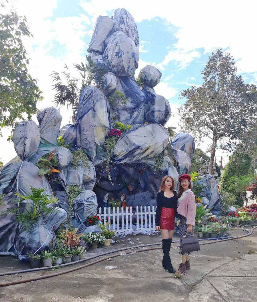 Bạn trẻ chụp ảnh trước hang đá ở Công viên Đồng Xanh. Ảnh: Thất Sơn Bạn trẻ