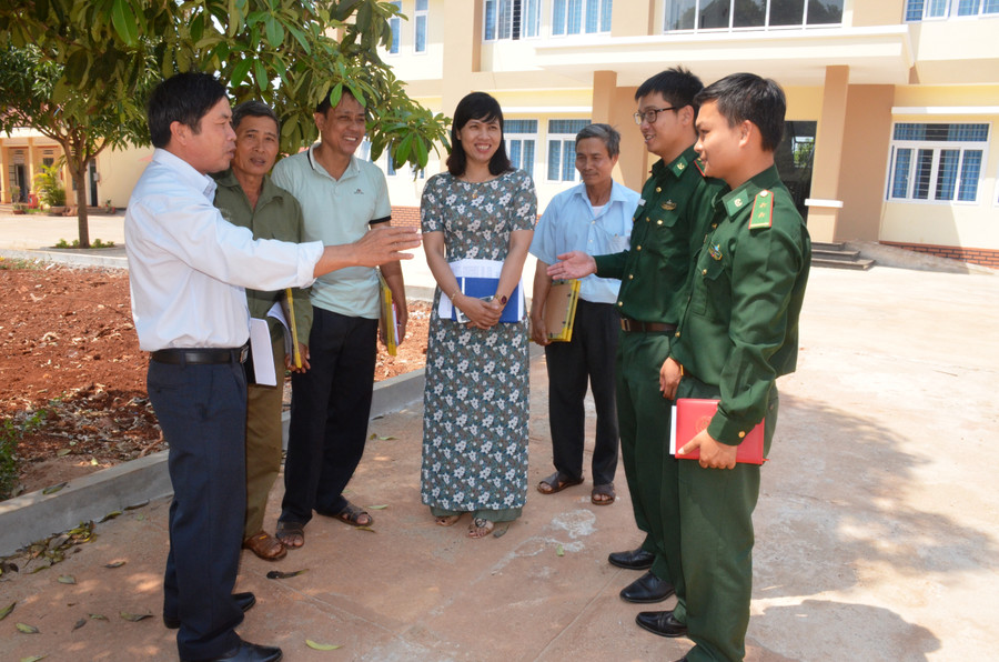Cán bộ Đồn Biên phòng Cửa khẩu Quốc tế Lệ Thanh(huyện Đức Cơ) và các thành viên trong tổ tự quản đường biên cột mốc xã Ia Dom chia sẻ kinh nghiệm tuyên truyền pháp luật. Ảnh: Vĩnh Hoàng