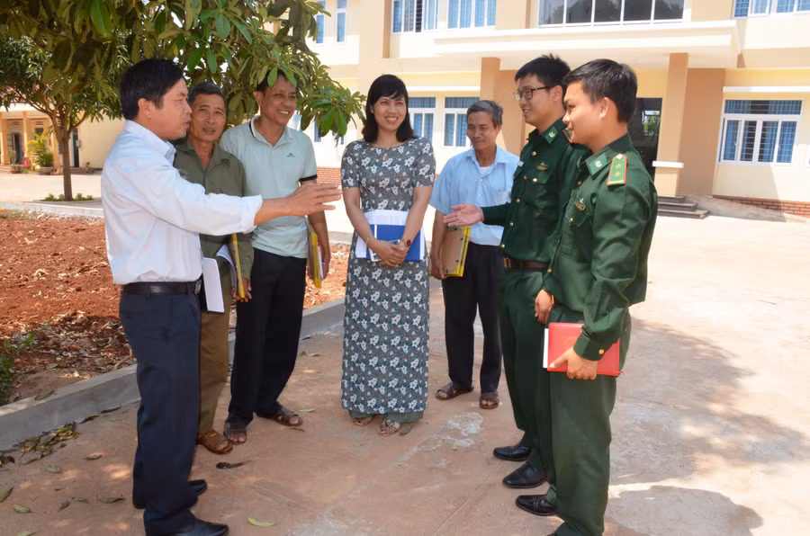 Cán bộ Đồn Biên phòng Cửa khẩu Quốc tế Lệ Thanh(huyện Đức Cơ) và các thành viên trong tổ tự quản đường biên cột mốc xã Ia Dom chia sẻ kinh nghiệm tuyên truyền pháp luật. Ảnh: Vĩnh Hoàng