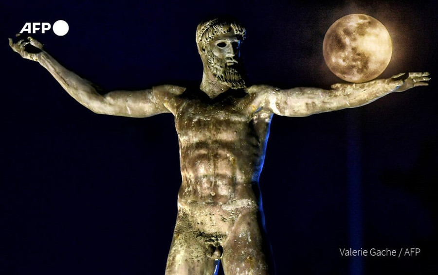 Trăng rằm xuất hiện đằng sau bức tượng điêu khắc Thần Biển Peseidon, tại Corinth, Hy Lạp. Ảnh: AFP Trăng rằm xuất hiện đằng sau bức tượng điêu khắc Thần Biển Peseidon, tại Corinth, Hy Lạp. Ảnh: AFP