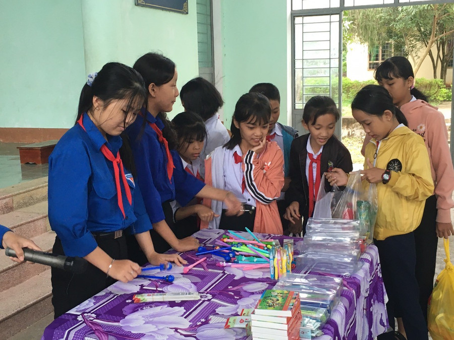 Học sinh xã Nghĩa An (huyện Đak Pơ) quyên góp đồ dùng học tập cho các bạn có hoàn cảnh khó khăn. Ảnh: Nguyễn Giang