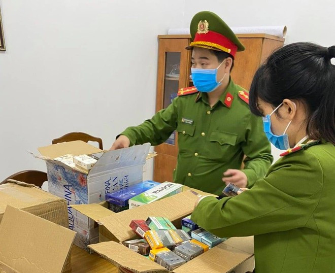 Công an Q.Sơn Trà kiểm tra, thu giữ số lượng thuốc lá lậu, thuốc lá gây ảo giác - ẢNH: NGUYỄN TÚ Công an Q.Sơn Trà kiểm tra, thu giữ số lượng thuốc lá lậu, thuốc lá gây ảo giác - ẢNH: NGUYỄN TÚ