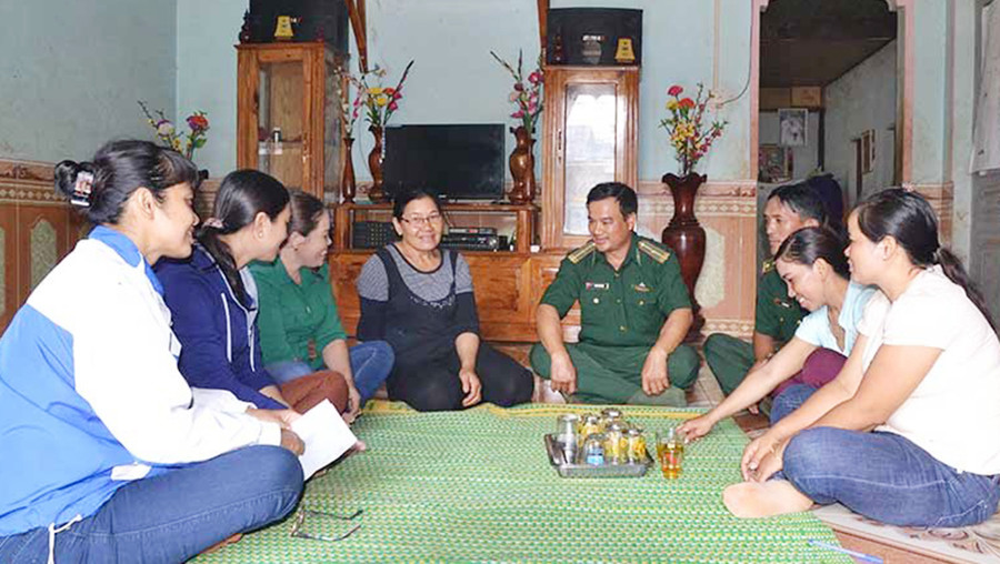 Các thành viên của mô hình Phụ nữ tự quản đường biên, cột mốc, dấu hiệu đường biên giới của Hội Liên hiệp Phụ nữ xã Ia Nan (huyện Đức Cơ) trong 1 buổi tuyên truyền cho nhân dân trên địa bàn. Ảnh: Ngọc Thu